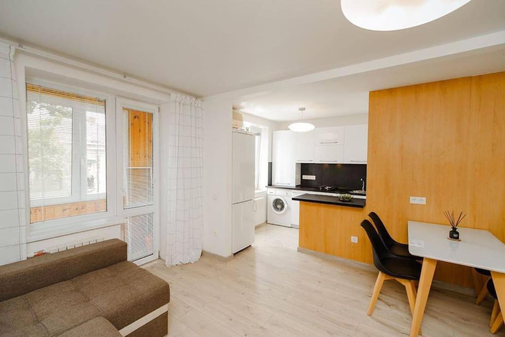Very Stylish Apartament In Middle Of City. คีชีเนา ภายนอก รูปภาพ